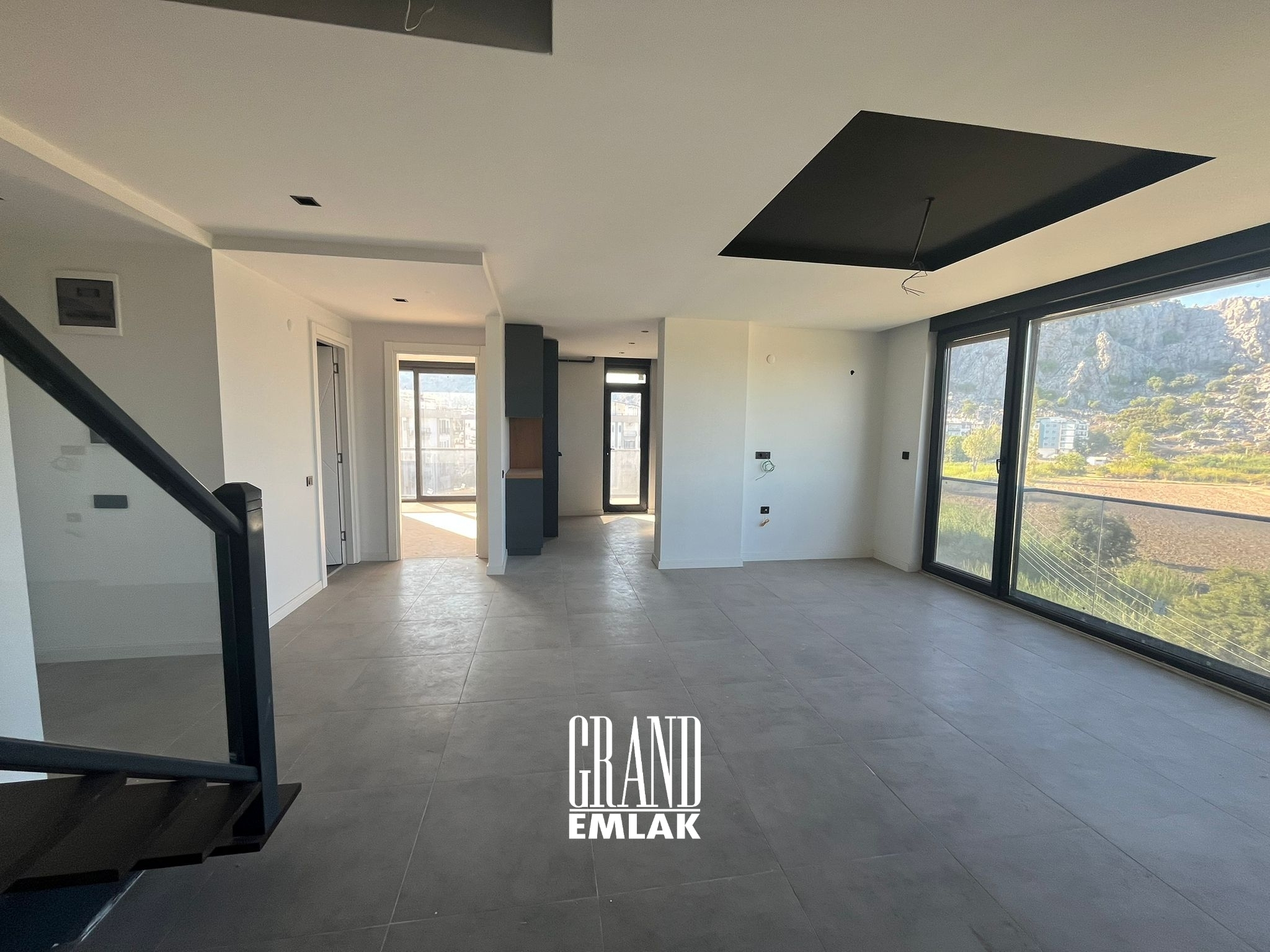 Spacious 4+1 Apartment with Terrace and Mountain Views in Konyaaltı Hurma, within Walking Distance of Shops and the Sea — Hurma, Konyaaltı, Antalya