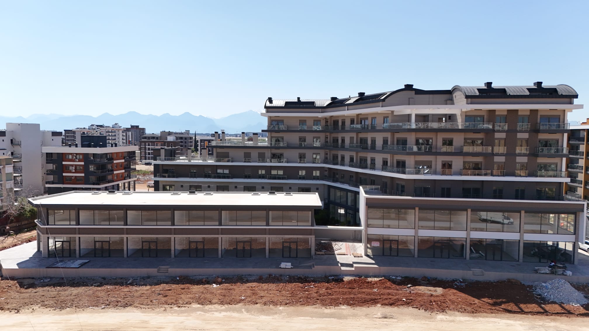 Neuwertiges Geschäftslokal an der 40-Meter-Straße in Altıntaş zu vermieten — Altıntaş, Aksu, Antalya