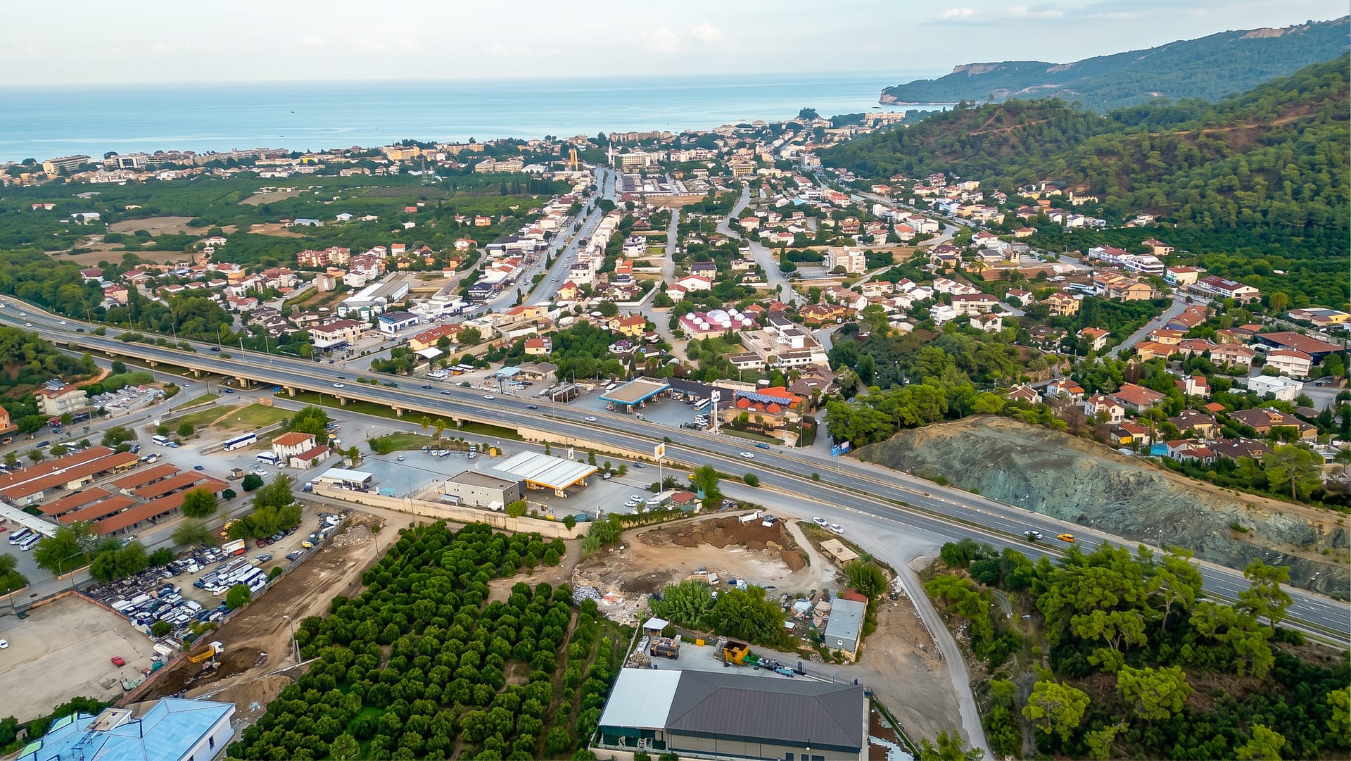 KEMER ARSLANBUCAK’TA 3.335 M² TİCARİ PROJELERE UYGUN ARSA — Aslanbucak, Kemer, Antalya